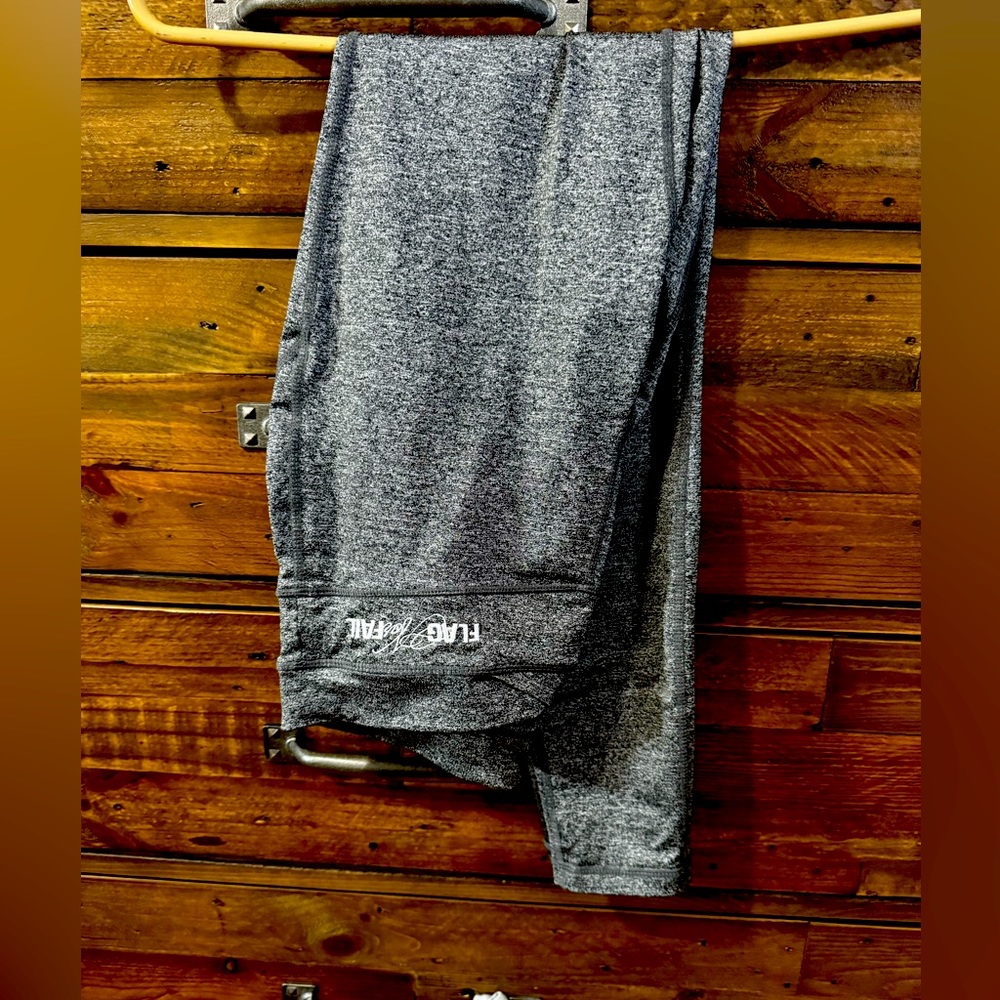 Grey legging, flag nor fail